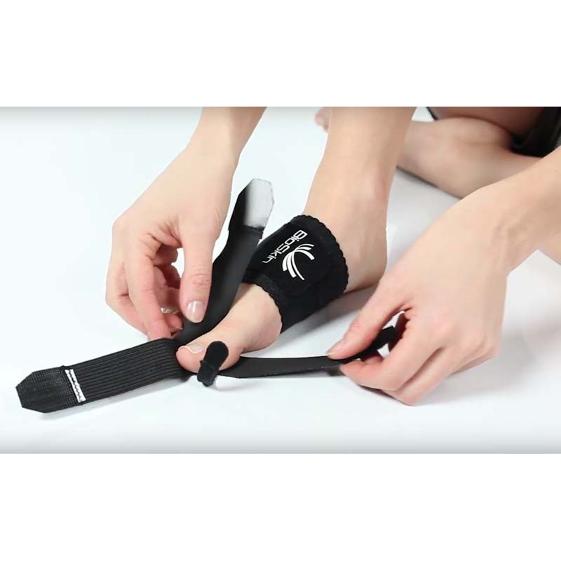Mise en place bandage pour hallux valgus.